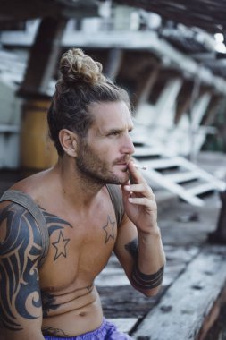 Yakışıklı orta yaş erkek uzun sarı saçlı ve dövmeler