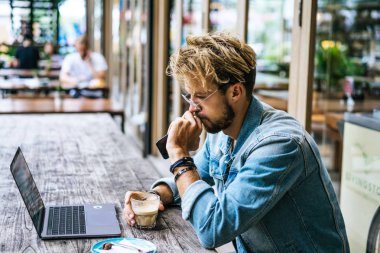 Yakışıklı delikanlı ile laptop açık Cafe