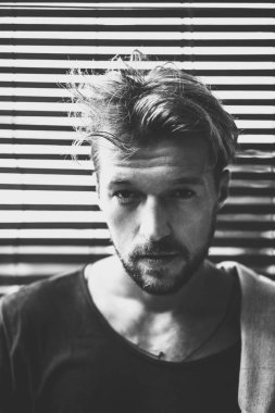 Yakışıklı delikanlı denim jeans giyim 