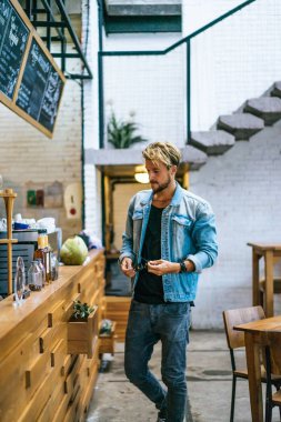 Yakışıklı delikanlı denim jeans giyim 