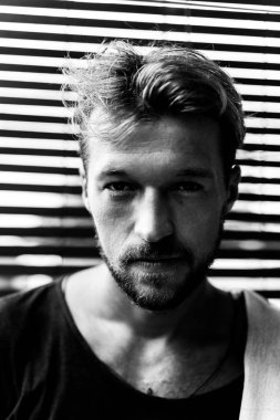 Yakışıklı delikanlı denim jeans giyim 