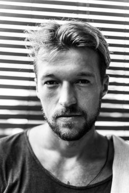 Yakışıklı delikanlı denim jeans giyim 