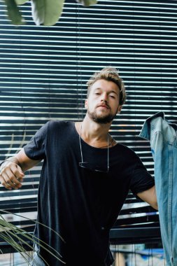 Yakışıklı delikanlı denim jeans giyim 