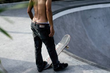 bir havuzda paten kaykay bir skatepark adam.