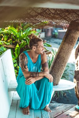 Yakışıklı orta yaş erkek uzun sarı saçlı ve dövmeler