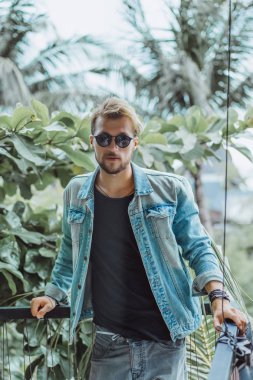 Yakışıklı delikanlı denim jeans giyim 