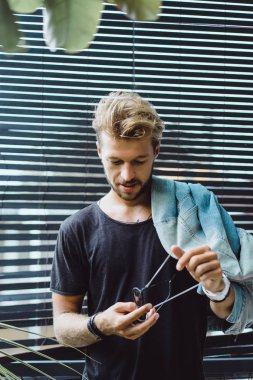 Yakışıklı delikanlı denim jeans giyim 