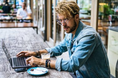 Yakışıklı delikanlı ile laptop açık Cafe