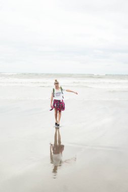 Şık genç kadın deniz kıyısı yürüyüş