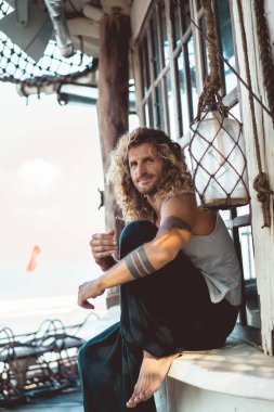 Yakışıklı orta yaş erkek uzun sarı saçlı ve dövmeler