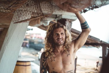 Yakışıklı orta yaş erkek uzun sarı saçlı ve dövmeler