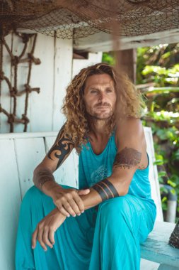 Yakışıklı orta yaş erkek uzun sarı saçlı ve dövmeler