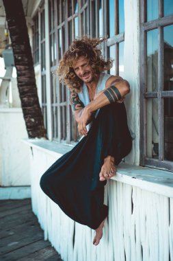 Yakışıklı orta yaş erkek uzun sarı saçlı ve dövmeler