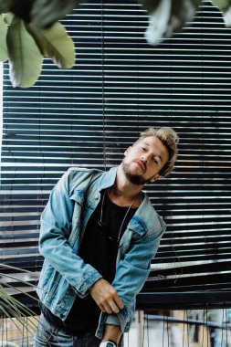 Yakışıklı delikanlı denim jeans giyim 