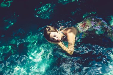 Yüzme havuz mavi su genç rahat kadın 