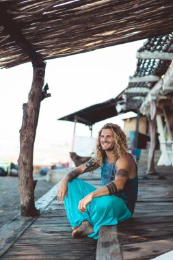 Yakışıklı orta yaş erkek uzun sarı saçlı ve dövmeler