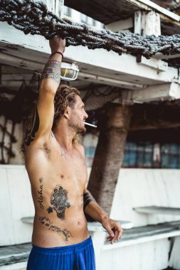 Yakışıklı orta yaş erkek uzun sarı saçlı ve dövmeler