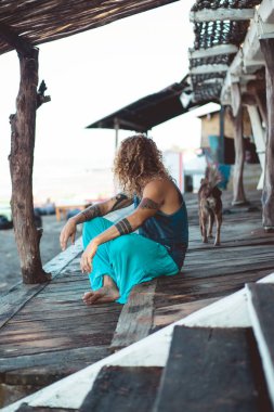 Yakışıklı orta yaş erkek uzun sarı saçlı ve dövmeler