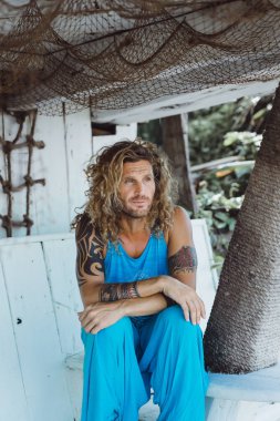 Yakışıklı orta yaş erkek uzun sarı saçlı ve dövmeler