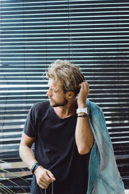 Yakışıklı delikanlı denim jeans giyim 