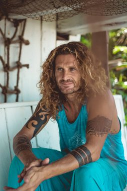 Yakışıklı orta yaş erkek uzun sarı saçlı ve dövmeler