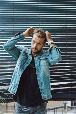 Yakışıklı delikanlı denim jeans giyim 