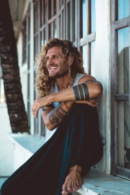 Yakışıklı orta yaş erkek uzun sarı saçlı ve dövmeler