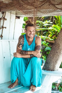 Yakışıklı orta yaş erkek uzun sarı saçlı ve dövmeler