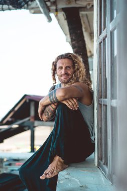 Yakışıklı orta yaş erkek uzun sarı saçlı ve dövmeler