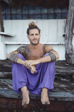 Yakışıklı orta yaş erkek uzun sarı saçlı ve dövmeler