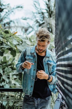 Yakışıklı delikanlı denim jeans giyim 