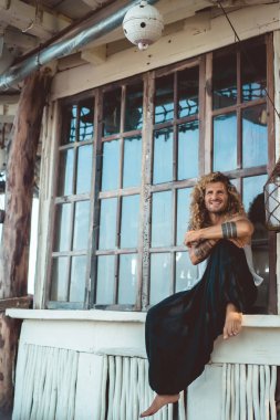 Yakışıklı orta yaş erkek uzun sarı saçlı ve dövmeler