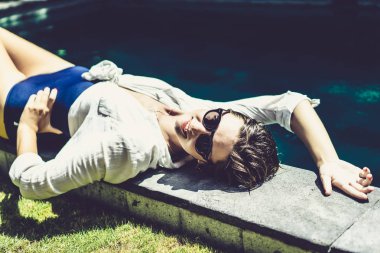 tropikal tatil köyü havuz kenarında genç çekici kadın  