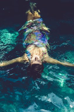 Yüzme havuz mavi su genç rahat kadın 