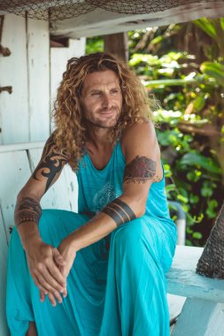 Yakışıklı orta yaş erkek uzun sarı saçlı ve dövmeler