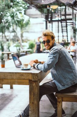 Yakışıklı delikanlı ile laptop açık Cafe