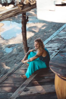 Yakışıklı orta yaş erkek uzun sarı saçlı ve dövmeler