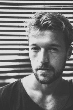 Yakışıklı delikanlı denim jeans giyim 