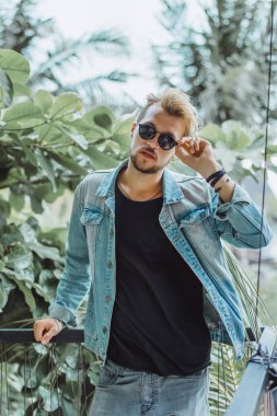 Yakışıklı delikanlı denim jeans giyim 