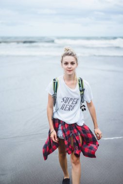 Şık genç kadın deniz kıyısı yürüyüş