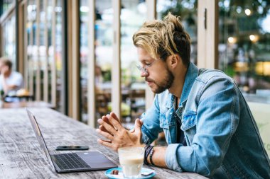 Yakışıklı delikanlı ile laptop açık Cafe