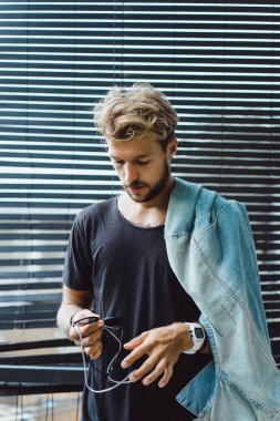 Yakışıklı delikanlı denim jeans giyim 