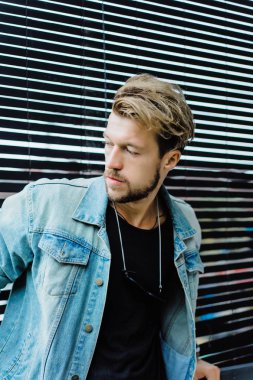 Yakışıklı delikanlı denim jeans giyim 