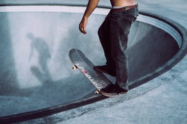 bir havuzda paten kaykay bir skatepark adam.