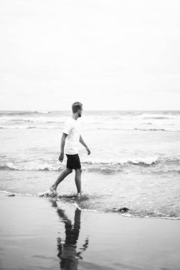 Deniz kıyısı vakit yakışıklı genç