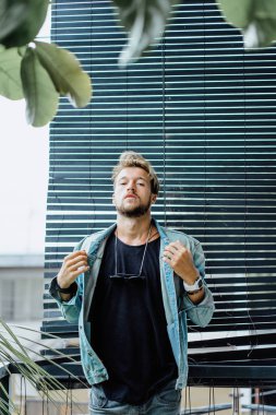 Yakışıklı delikanlı denim jeans giyim 