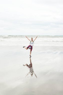 Şık genç kadın deniz kıyısı yürüyüş
