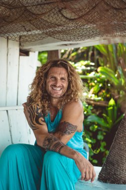 Yakışıklı orta yaş erkek uzun sarı saçlı ve dövmeler