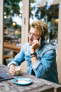 Yakışıklı delikanlı ile laptop açık Cafe