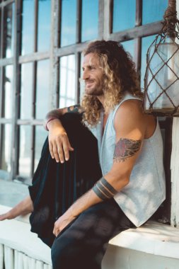 Yakışıklı orta yaş erkek uzun sarı saçlı ve dövmeler